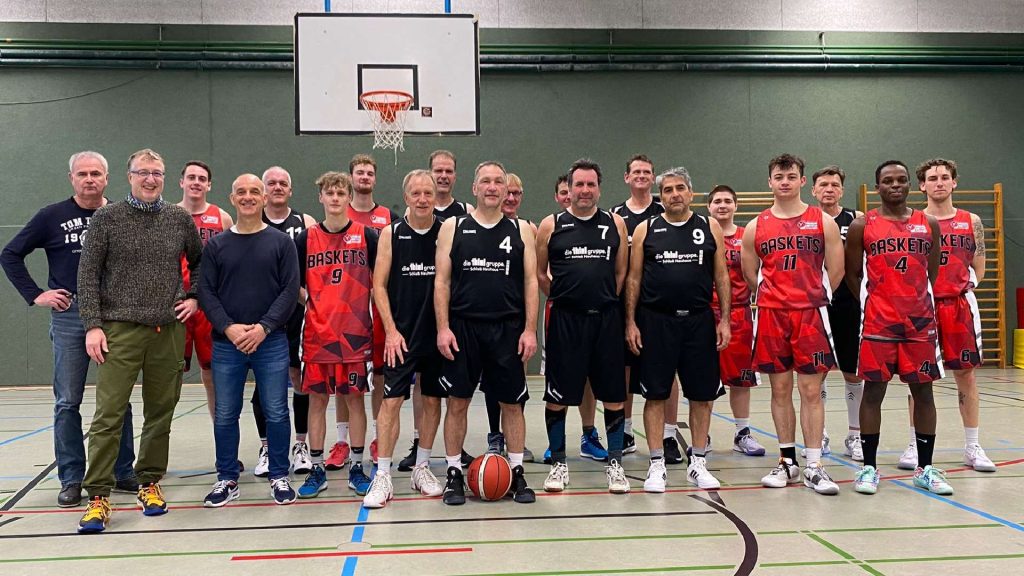 Die Ü55-Oldoes des SC Grün-Weiß Paderborn und die Vierte der Paderborn Baskets trafen sich zum Basketball-Freundschaftsspiel.