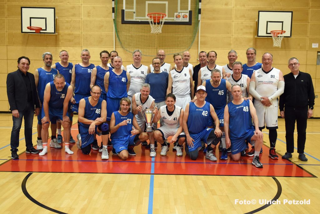 Unser Foto zeigt alle Beteiligten des Endspiels der Ü55-DM im Basketball der Männer am 28. April 20024 in Paderborn - Anschreiber, Zeitnehmer, Schiedsrichter, Coaches und Spieler.